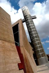 Ascensor panorámino junto a los refugios de la Guerra Civil en l
