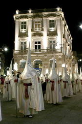 Semana Santa de Cartagena, capirotes frente a la Casa Pedreño