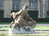 Bassin et statue de Rouen.