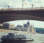 Margit hid, Parliament