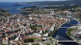 Pontevedra con sus puentes, el mar y la isla de Tambo