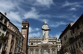 Statua di Madonna Verona in Piazza delle Erbe