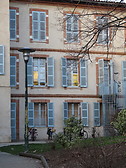 Typisch: Blaue Fensterläden