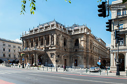 MODERN, RENOVATED FLAT RIGHT NEXT TO THE OPERA