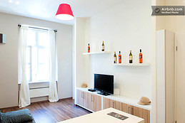 MODERN, RENOVATED FLAT RIGHT NEXT TO THE OPERA