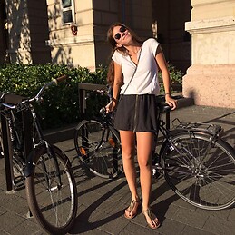 Yvette Agustino Gomez