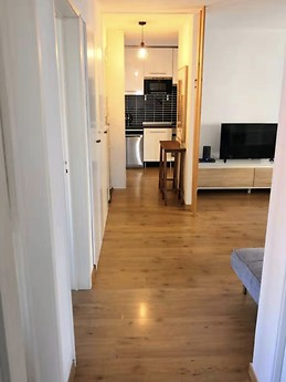 1 bedroom in an apartment with plenty of light - close to metro 