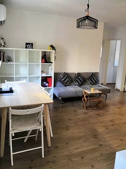 1 bedroom in an apartment with plenty of light - close to metro 