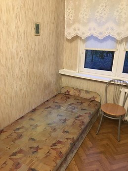 2 rooms available very near city center.
