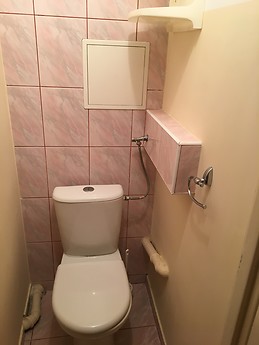 2 rooms available very near city center.