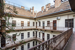 Fully renovated 2 rooms apartment in very central Budapest