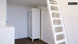 Searching for a room? Rent this bright room in Berlin with internet