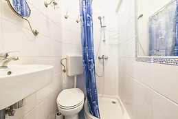 Last single room w/ private bath,heater,clean,bed for guests,yel