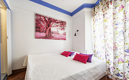 Single and Doubles w/ private bath and balcony,heater, clean, guests,yellow line, Picoas Metro+ Saldanha area,Lisbon