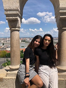 Maria y Chabeli Vílchez y Mérida