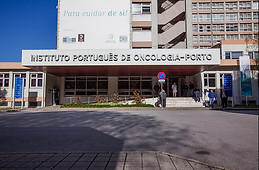 Cozy Private Room in CHAI Guest House, Porto, Portugal. Near Hos
