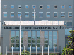 Cozy Private Room in CHAI Guest House, Porto, Portugal. Near Hos
