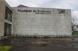 Cozy Private Room in CHAI Guest House, Porto, Portugal. Near Hos