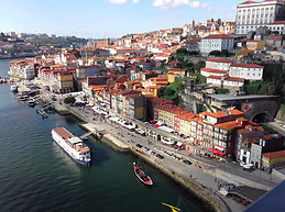 Cozy Private Room in CHAI Guest House, Porto, Portugal. Near Hos