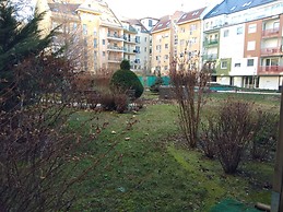 45 sqm fully equipped apartment close to tram 4-6 and metro blue