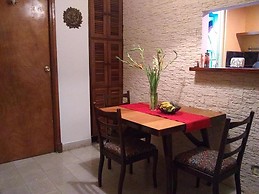 Apartamento independiente muy acogedor a un paso del malecón habanero con una habitación climatizada y otra sala habitación