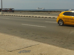 Apartamento independiente muy acogedor a un paso del malecón hab
