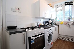 Searching for flatmate to live in this warm student apartment in London with internet and with elevator