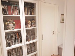 Single room in a very bright apartment in the center of Lisbon