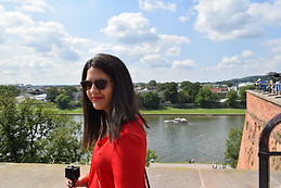 Marina Blanco alegre