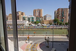 Habitación con aire acondicionado en piso amplio, moderno y lumi