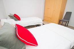 Habitación con aire acondicionado en piso amplio, moderno y lumi