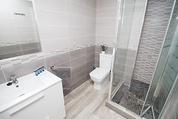 Habitación con aire acondicionado en piso amplio, moderno y lumi