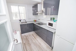 Habitación con aire acondicionado en piso amplio, moderno y lumi