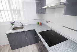 Habitación con aire acondicionado en piso amplio, moderno y lumi