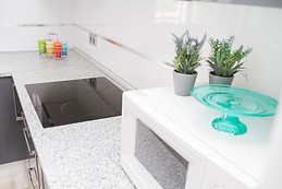 Habitación con aire acondicionado en piso amplio, moderno y lumi