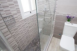 Habitación con aire acondicionado en piso amplio, moderno y lumi