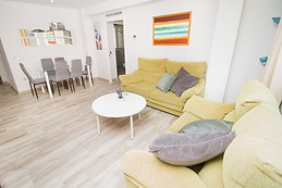 Habitación con aire acondicionado en piso amplio, moderno y lumi