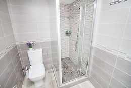 Habitación con aire acondicionado en piso amplio, moderno y lumi