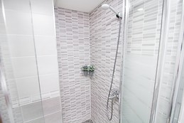 Habitación con aire acondicionado en piso amplio, moderno y lumi