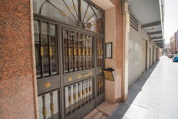 Habitación con aire acondicionado en piso amplio, moderno y lumi