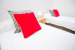 Habitación con aire acondicionado en piso amplio, moderno y lumi