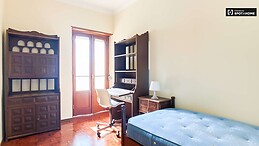 Quarto num apartamento de estudantes disponível para longas estadias e bem situado em Lisboa com internet e com elevador