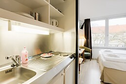 The apartment has a small entrance, a modern bathroom and a small kitchenette