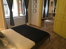 Industrial-chic renovated flat in the Palace District