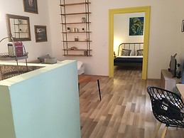 Industrial-chic renovated flat in the Palace District