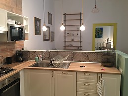 Industrial-chic renovated flat in the Palace District