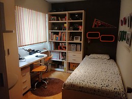 Alquilo habitación a compartir donde yo vivo, casa con piscina y zona de juegos, en la misma calle de la universidad, en pleno c