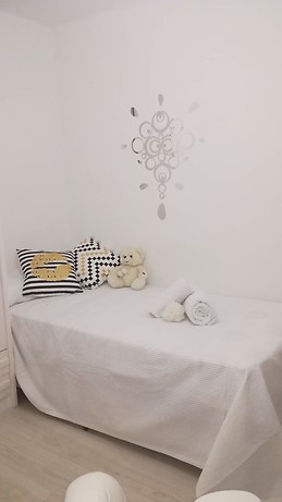 Alquilo habitación céntrica con Wifi, a 15 minutos andando de la Basílica Del Pilar. Estancia muy luminosa y bien comunicada. Ha