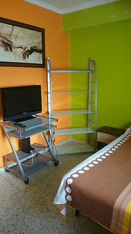 Amplia y cuidada habitación en Málaga