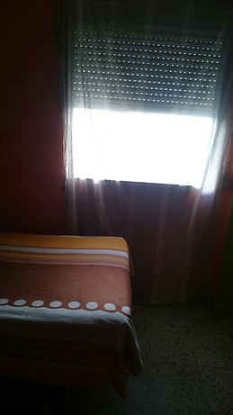 Amplia y cuidada habitación en Málaga